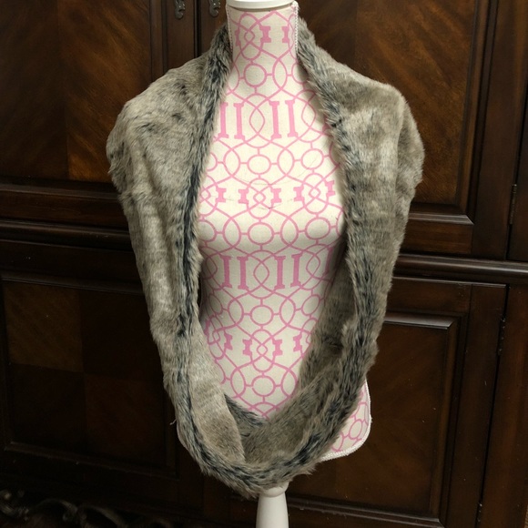 LOFT Accessories - 💖 beautiful loft soft scarf 🧣faux fur